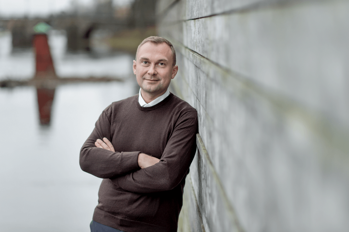 Johan Sandberg utomhus vid älven